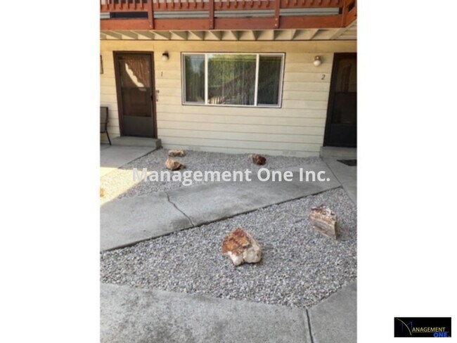 Foto del edificio - LARGE SPACIOUS APARTMENT CLOSE TO BSU AND ...