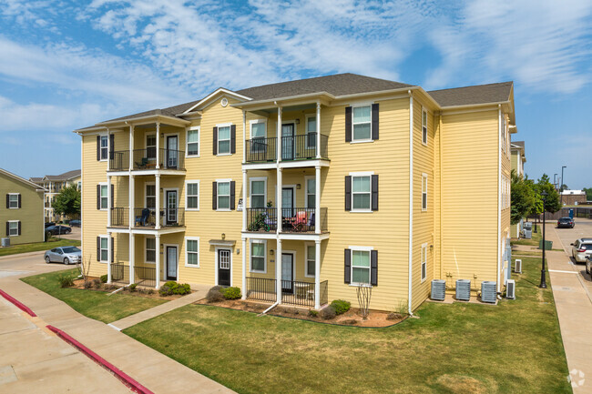 Building Photo - Traditions at Westmoore