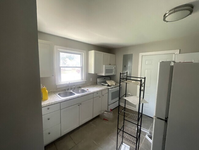 Building Photo - Charming Two Bedroom One Bath Rancher Awai...
