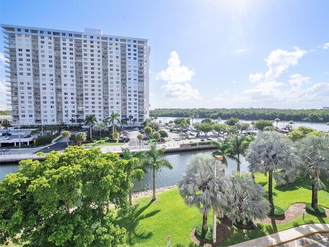 Building Photo - 400 Kings Point Dr