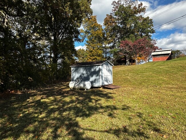 Building Photo - Spacious 4 bedroom/2 bath home for rent - ...