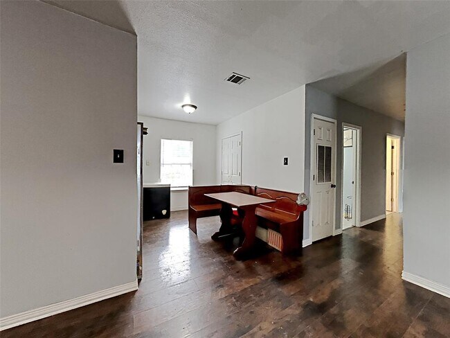 Foto del edificio - 3535 Pinebrook Dr