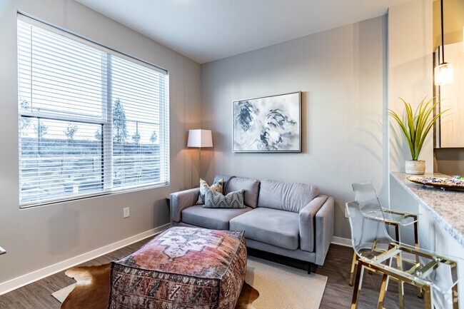 Estudio - Sala de estar de 538SF pies cuadrados - 6228 Music City