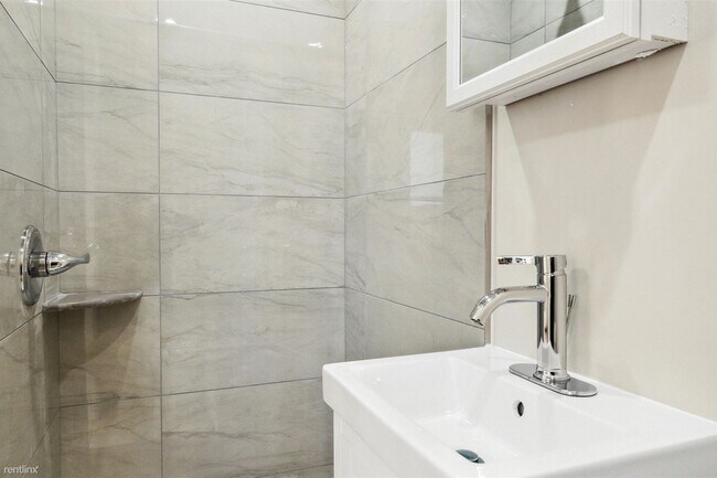 Foto del edificio - 3 br, 3 bath Triplex - 2025 N 16TH ST Unit 1