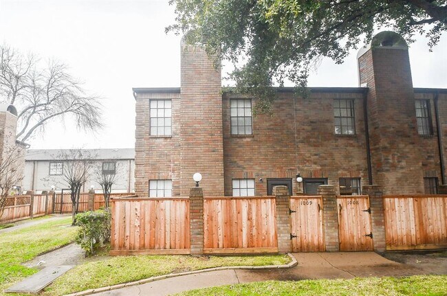 Building Photo - 9850 Pagewood Ln
