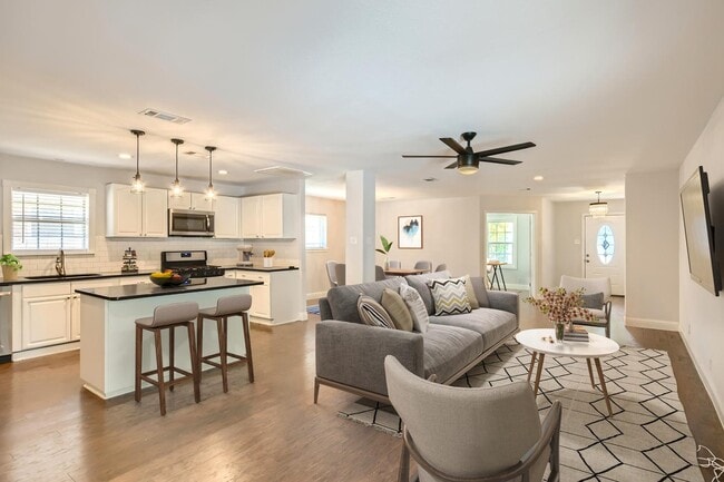 Photo - Bright Stevens Park home minutes from Bishop Arts & Trinity Groves