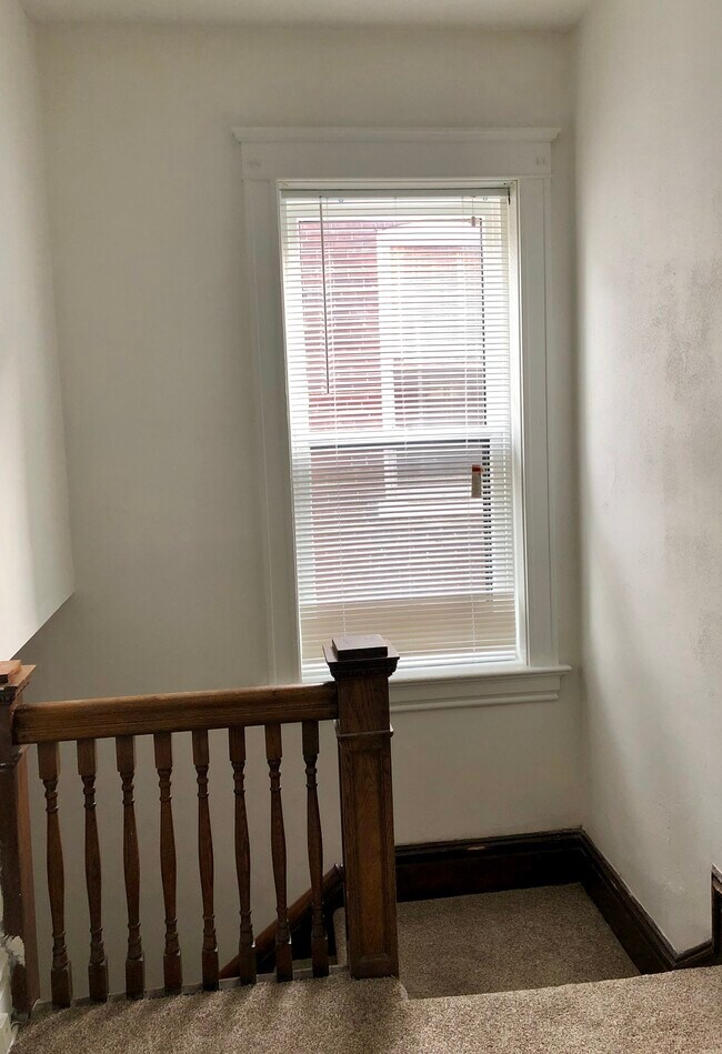 Landing - 4527 Harris Ave