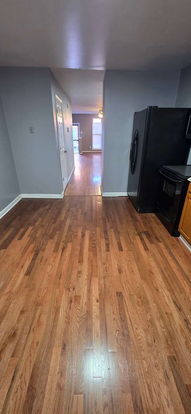 Building Photo - 604 N Dukeland St