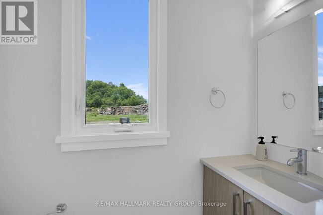 Building Photo - 749 Newstead Crescent