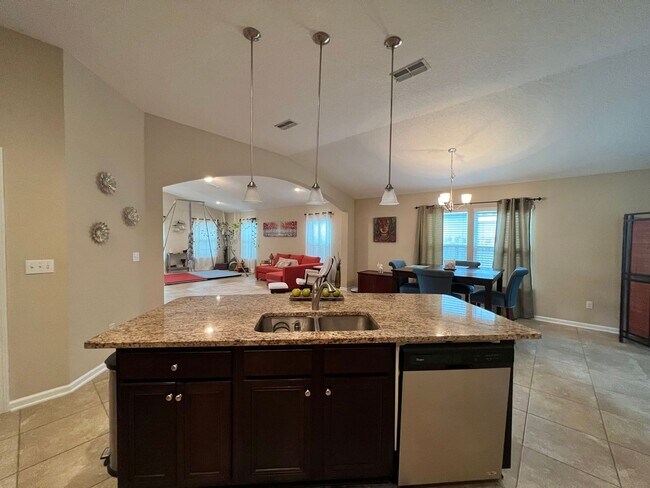 Foto del edificio - Beautiful 3 bedroom/ 2 bathroom home on the Northside- Pet Friendly!!