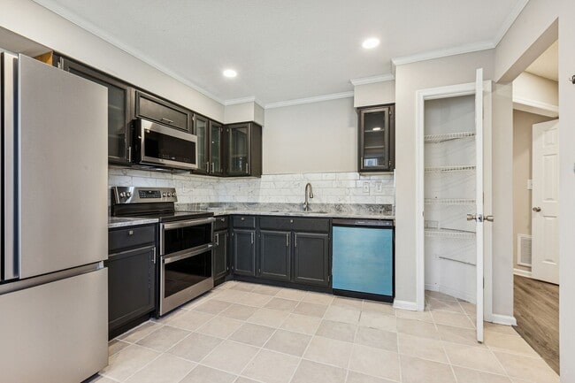 Building Photo - Hampton Townhouse-Move in Quick