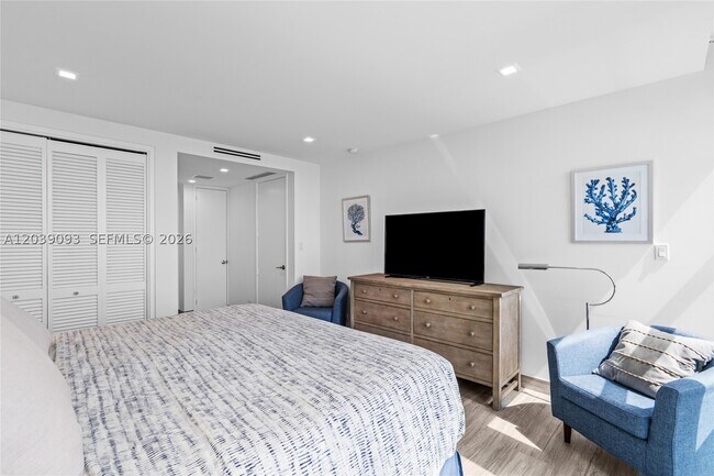 Foto del edificio - 5055 Collins Ave