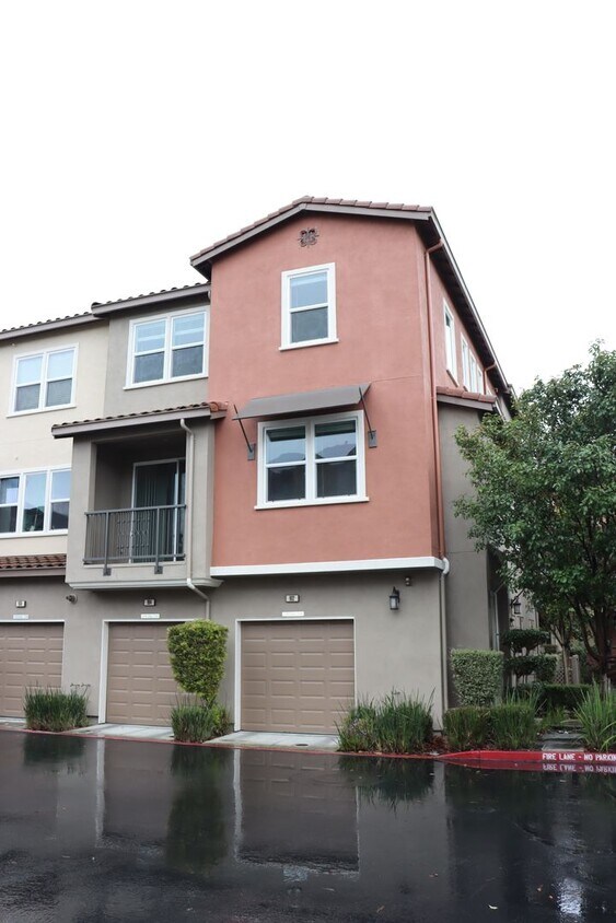 Primary Photo - 2-bedroom, 2.5-bathroom house located in t...