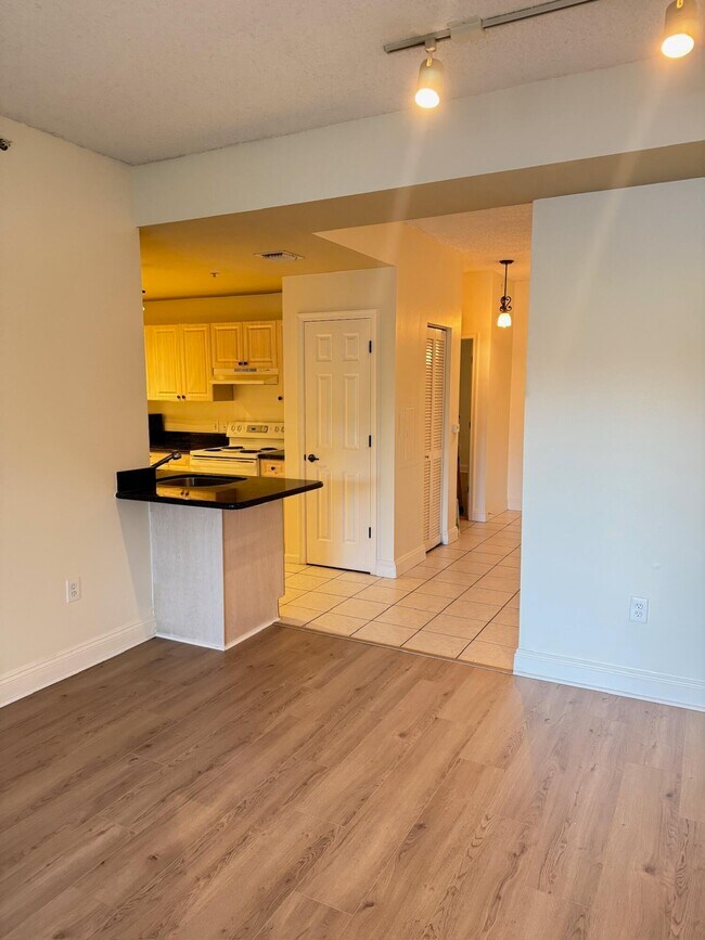 Foto del edificio - 2040 Greenview Shores Blvd