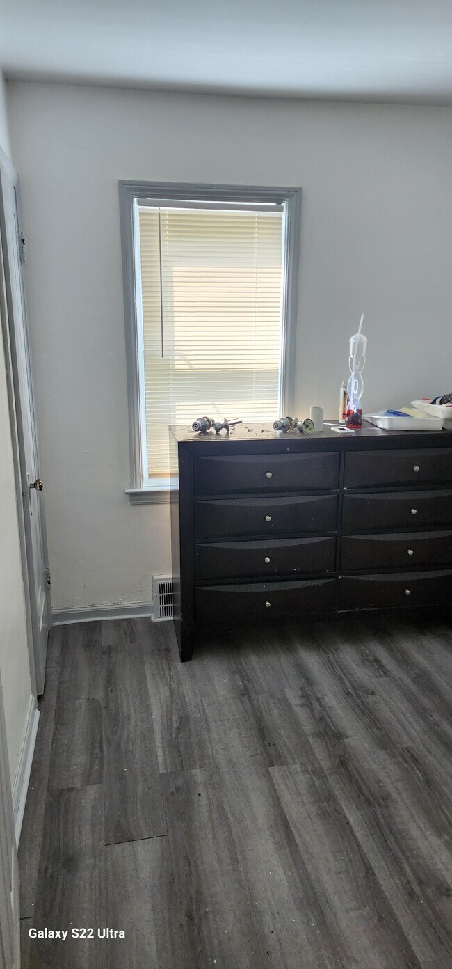 Bed 3 - 12025 Rossiter St