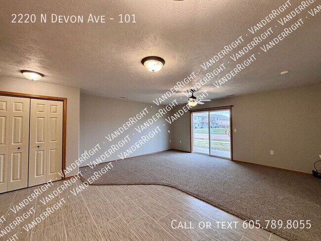 Foto del edificio - 2220 Devon Ave