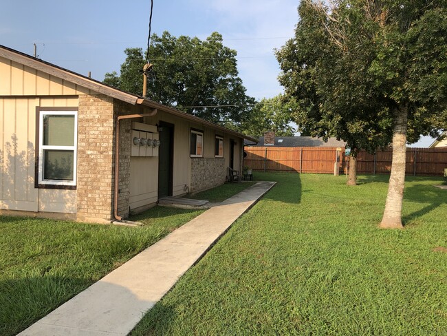 Building Photo - Countryside Apartments