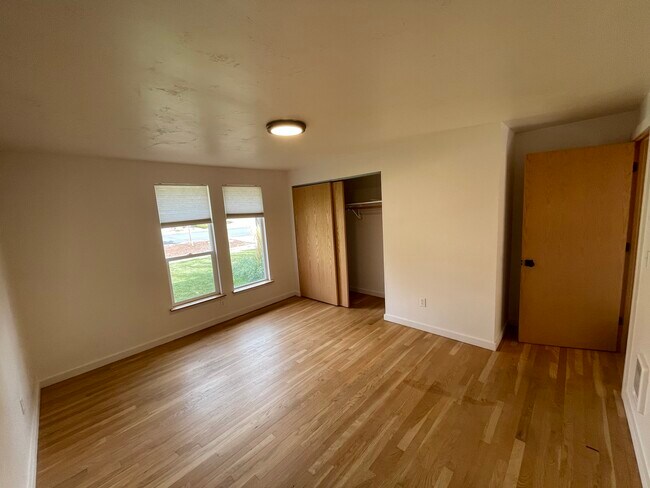 Foto del edificio - 813 NW Ogden Ave