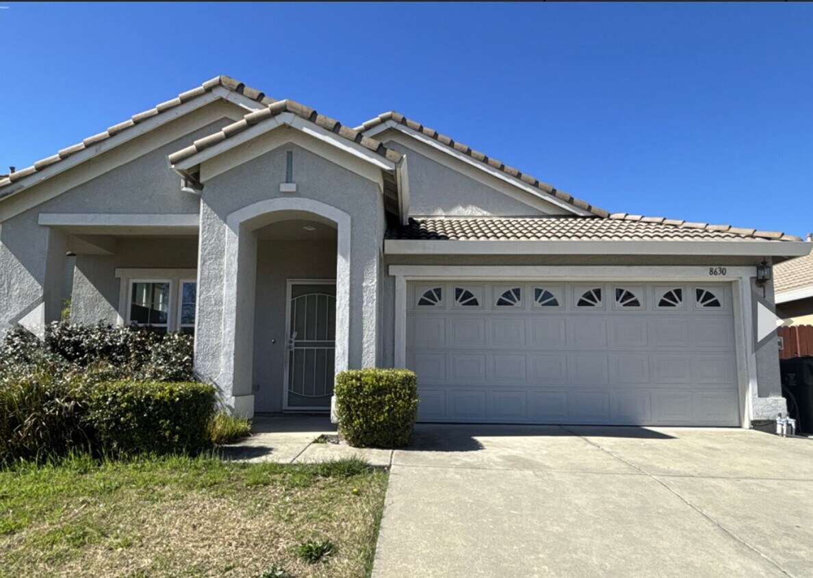 Foto principal - Fantastic 3 Bed, 2 Bath Home in Elk Grove