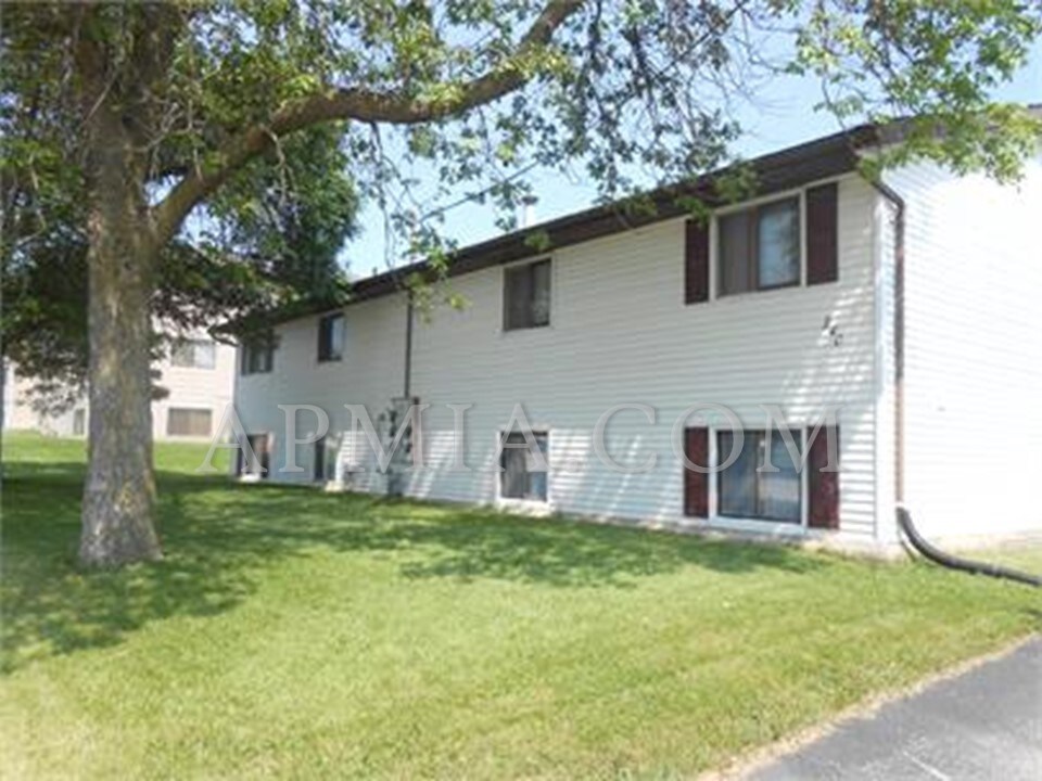 940 Eisenhower Rd, Hiawatha, IA 52233 Room for Rent in Hiawatha, IA