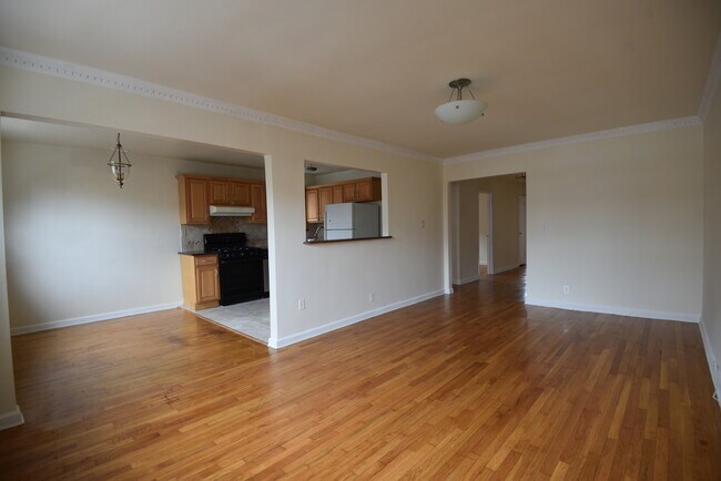 Sala de estar - 23-17 28th St