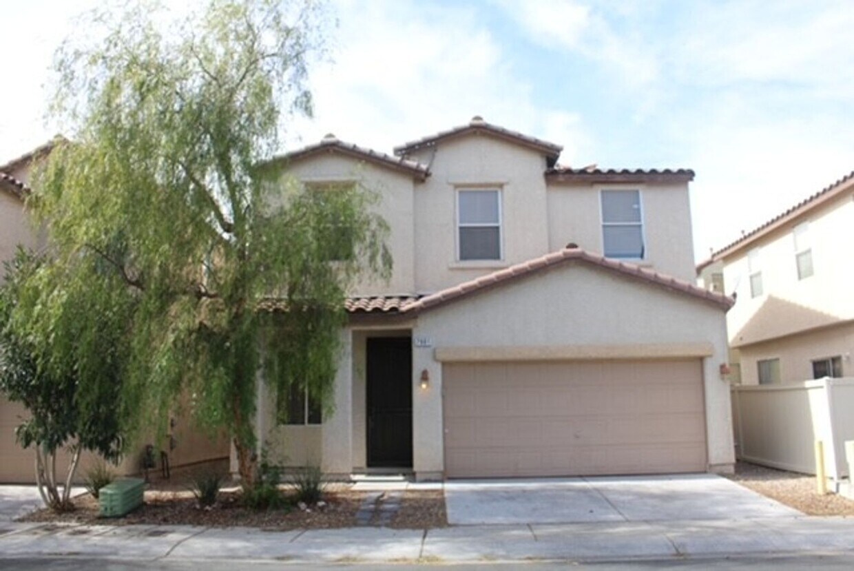 Foto principal - BEAUTIFUL 4 BEDROOM HOME WITH A POOL!