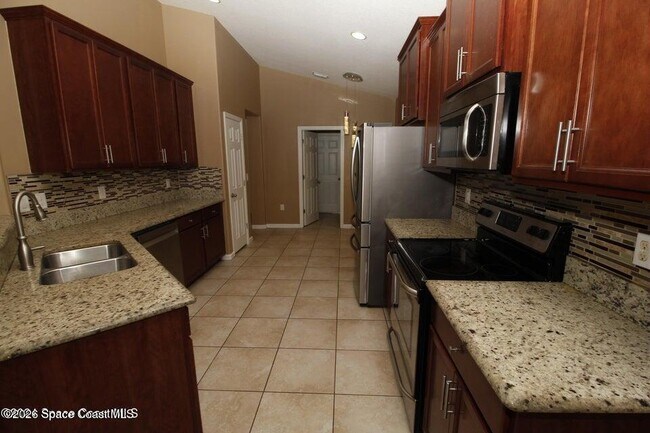 Building Photo - 535 Trymore Dr SE