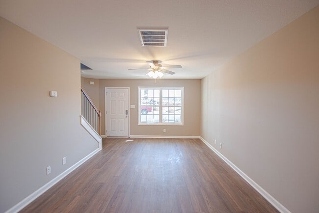 Building Photo - Like New Two Bedroom!