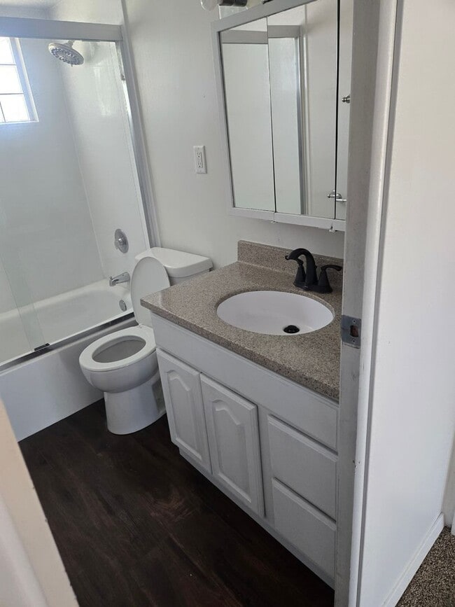 Building Photo - 2 Bedroom Home with Fenced Yard & Updated Flooring in Kitchen/Bath