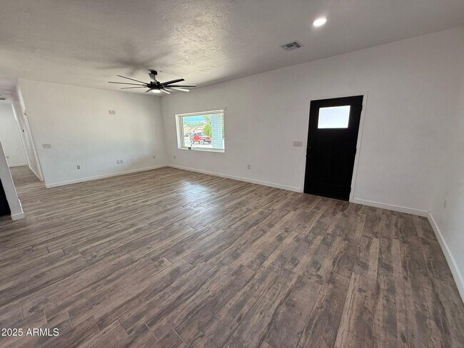 Foto del edificio - 1951 E 13th St