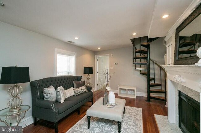 Building Photo - Sunny 1BR w/ HW Floors, W/D, Fireplace, D/...