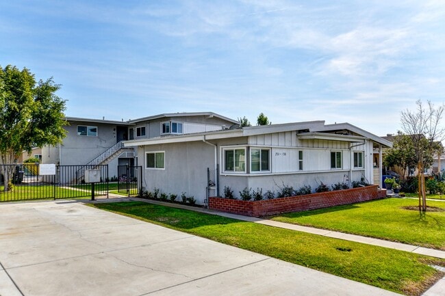 Building Photo - Refreshed 1 Bed 1 Bath Apartment with Parking