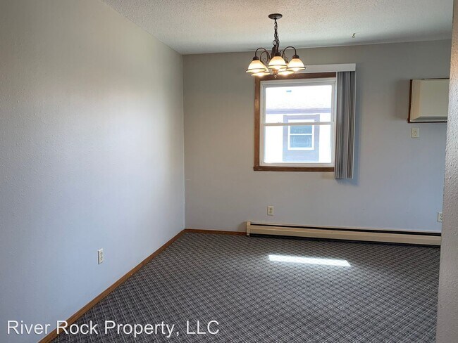 Building Photo - 613-61613 6th St E