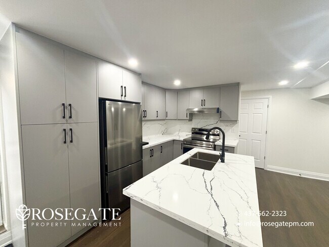 Photo du bâtiment - All-Inclusive 2-Bedroom Basement Apartment with 2 Parking Spaces – Hamilton