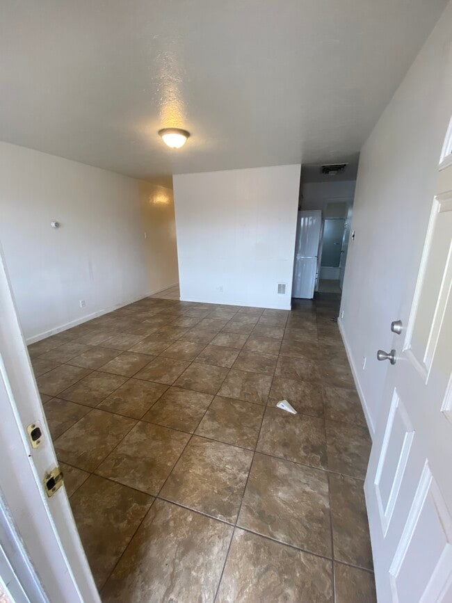 View into living room from front door - 4505 Douglas MacArthur RD NE