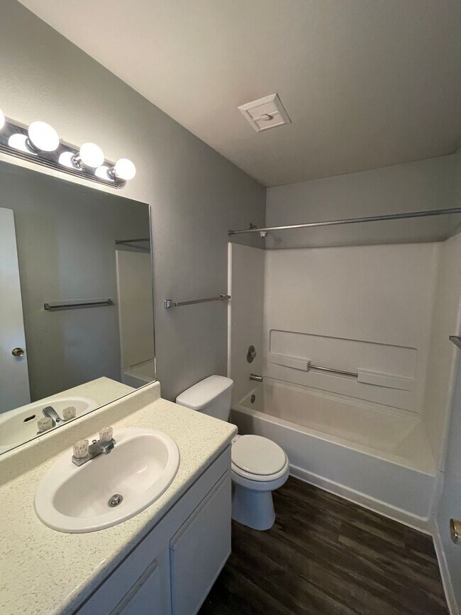 Foto del edificio - Amazing 2nd Floor Apartment!! A/C!! Pet Fr...