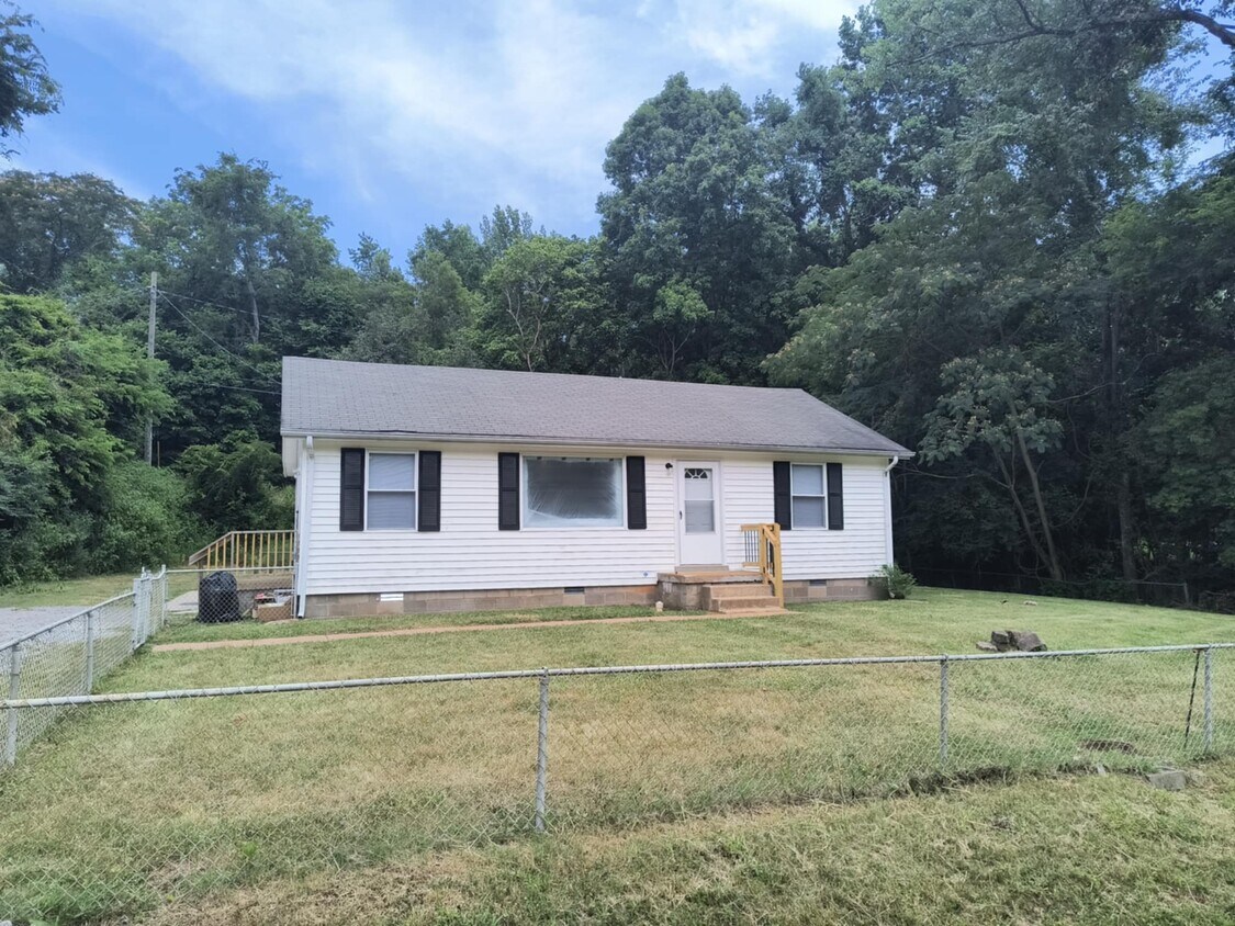Foto principal - 807 E Happy Hollow Dr