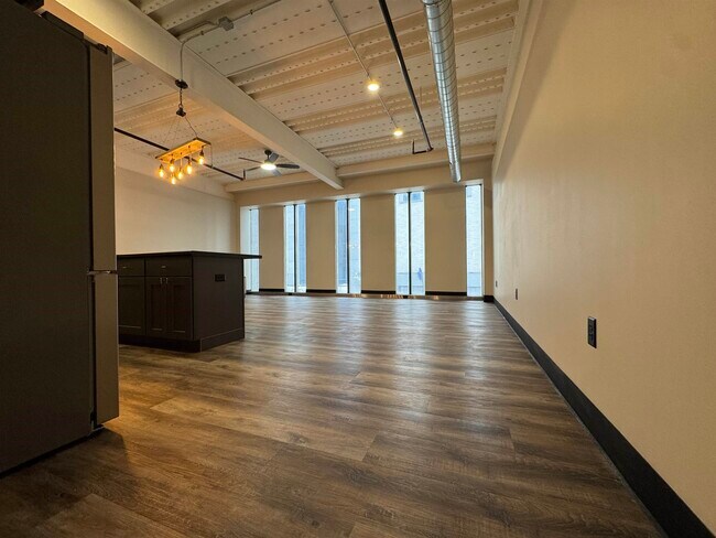 Foto del edificio - 200 W College Ave