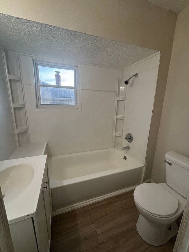 Building Photo - COZY 4 BEDROOM CAPE COD