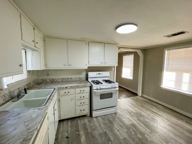 Building Photo - Spacious Home Featuring Two Living Areas!
