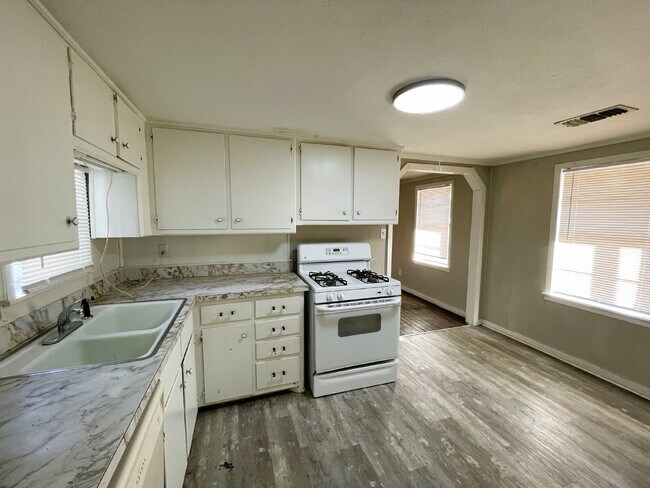 Foto del edificio - Spacious Home Featuring Two Living Areas!