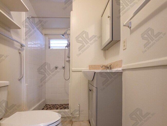 Building Photo - 1132