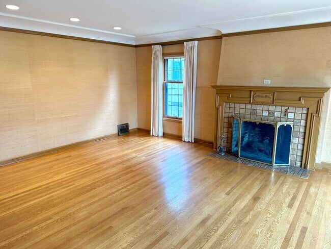 Foto del edificio - Alameda Neighborhood Pristine Tudor Home, Downtown Views, All The Amenities - A Must See!