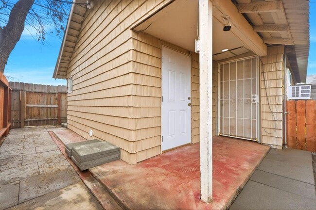 Building Photo - 910 Kaweah St