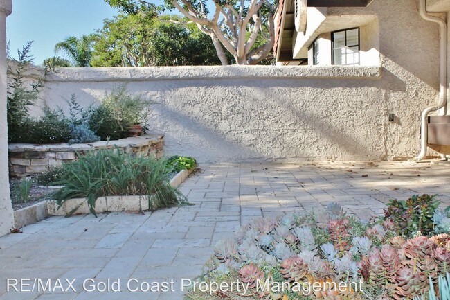 Building Photo - 439 Las Palomas Dr
