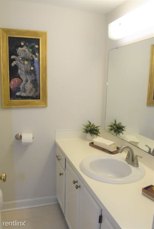 Building Photo - 3 br, 1.5 bath Townhome - 14 1/2 Short St