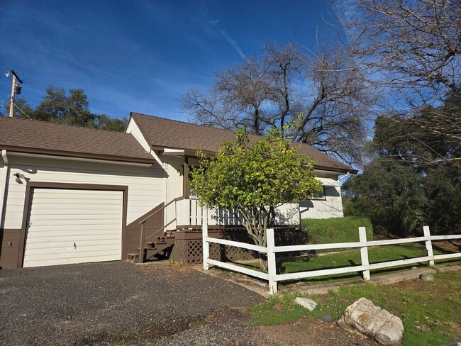 Building Photo - Freshly Updated 2 Bedroom Home in Historic Columbia