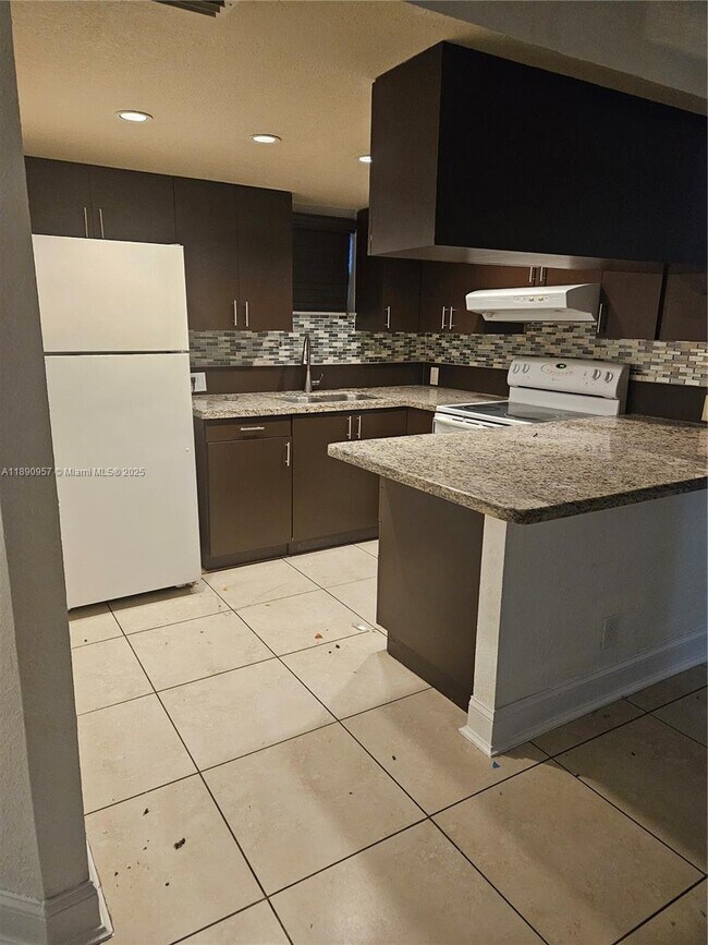 Foto del edificio - 8290 Lake Dr