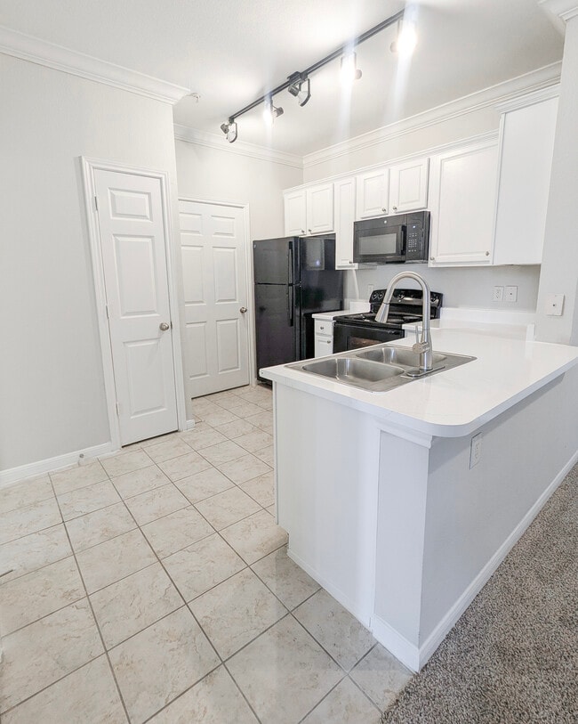 Kitchen - Woodland Hills Luxury Apartments