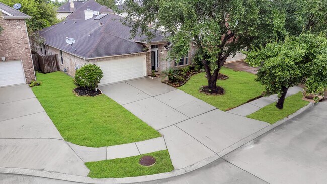 Foto del edificio - 16510 Bluff Springs Dr